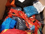 un carton rempli de vêtements et une valise