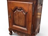 une vieille armoire en bois avec une porte et un tiroir monté sur roulettes