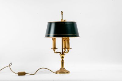 une lampe posée sur une table à côté d'une lampe