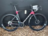 le vélo est garé contre le mur, devant le mur