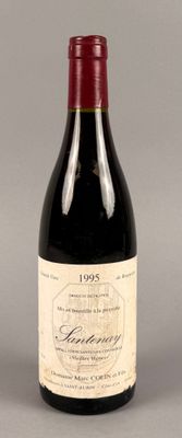 une bouteille de vin posée sur une table
