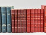 plusieurs livres sont alignés sur une surface blanche