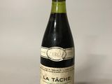 une bouteille de vin La Tâche sur fond blanc
