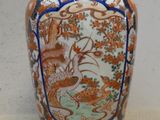 un vase orné d'un motif posé sur une table