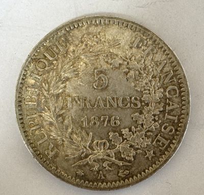 gros plan d'une pièce de monnaie sur une surface blanche