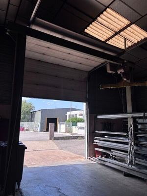 une photo d'un garage rempli de matériel