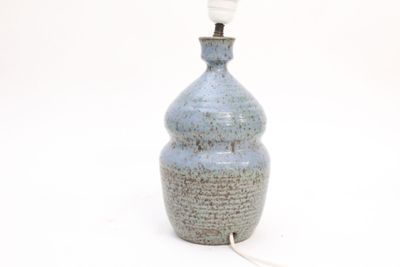 un vase bleu surmonté d'une lumière blanche
