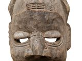 une image représentant un masque en pierre sur fond blanc