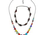 un gros plan d'un collier et d'un bracelet sur fond blanc