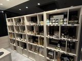 une pièce avec de nombreuses étagères et un évier