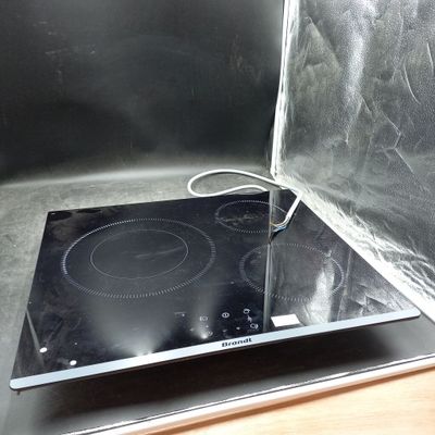 une plaque de cuisson noire surmontée d'un brûleur noir