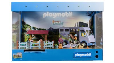 un coffret Playmobil dans sa boîte, posé sur la table