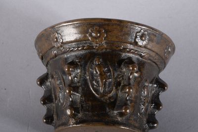 un vase en argent orné d'un motif