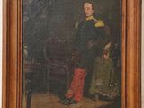 portrait d'un homme vêtu d'un manteau noir et d'un pantalon rouge, debout à côté d'une femme en robe verte