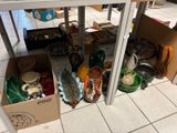 une table sur laquelle sont posés plusieurs vases et bols