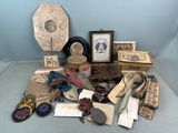 un grand nombre d'objets posés sur une table