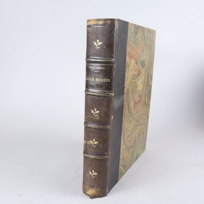 un livre posé sur une table