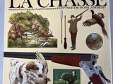 un livre sur lequel figure l'illustration d'une scène de chasse