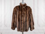 gros plan d'un manteau de fourrure sur un mannequin