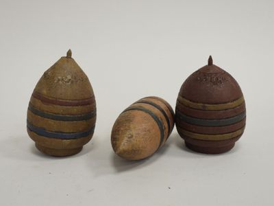 trois pièces de poterie posées les unes à côté des autres sur une surface blanche