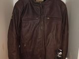 une veste en cuir marron suspendue à un cintre dans un placard