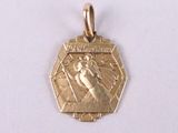 une médaille d'or avec la photo d'une femme dessus