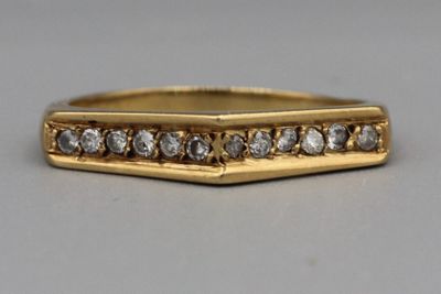 Gros plan sur une bague en or ornée de diamants