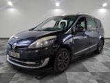 la photo d'une petite voiture noire garée dans un garage