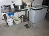 une cuisine équipée d'un évier, d'une cuisinière et d'un réfrigérateur