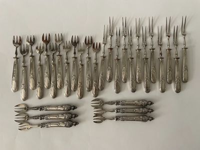 beaucoup de fourchettes et de cuillères sur la table