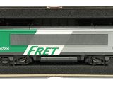 un petit train qui se trouve dans une boîte posée sur la table