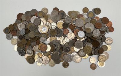 une pile de pièces de monnaie posée sur une table