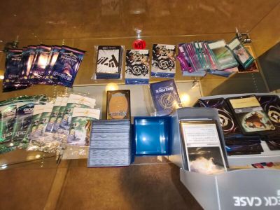 une table sur laquelle se trouvent de nombreux objets