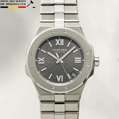 une photo d'une montre dont le cadran comporte des chiffres romains