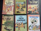Plusieurs livres sont alignés sur une table noire
