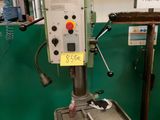 une machine posée sur une table dans une pièce