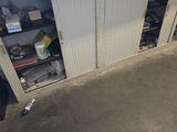 une photo d'un espace de travail avec un bureau et un ordinateur