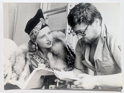 photographie en noir et blanc d'un homme et d'une femme en train de lire un livre
