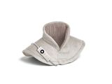 un chapeau blanc orné d'un bouton, posé sur une surface blanche