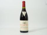 une bouteille de vin posée sur une table