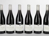 six bouteilles de vin sont alignées dans une rangée