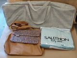 un sac et un sac à main posés sur une chaise