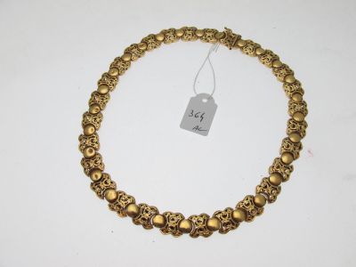un bracelet plaqué or muni d'une plaque