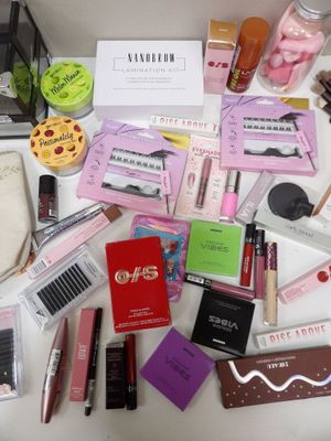 de nombreux produits de maquillage et de beauté posés sur une table