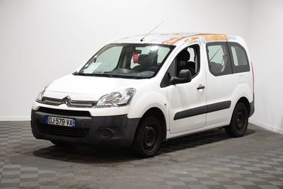 la camionnette blanche est garée dans une pièce au sol en damier