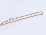 un collier en or dont la chaîne a été coupée en deux