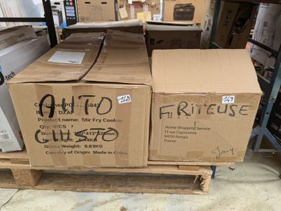 de nombreux cartons empilés sur une palette