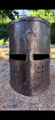 un gros plan d'un casque métallique posé sur une table