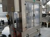 une machine qui se trouve à l'intérieur d'un bâtiment