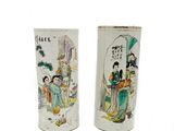 deux vases ornés de caractères asiatiques sur fond blanc